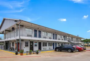 Budget Inn - Image 5