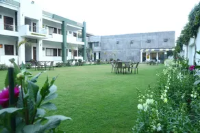 Hotel Whistling Greens - Image 5