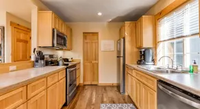Lovely home with fireplace deck grill shared pool tennis and hot tubs - Image 4