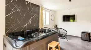LE CHILL Suite & SPA (Jacuzzi et Sauna privés) - Image 3