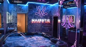 Le Majestic Spa Loveroom Jacuzzi et hammam - Image 3