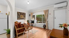 Courtyard 2 Bed Apartment Mile End - Image 2