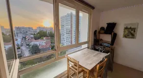 Chambre privée avec lit king-size dans un appartement partagé à 5 min du métro 7 à Paris Orly - Image 2