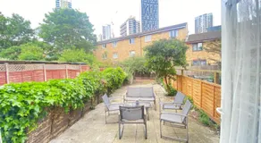 London Luxury House with 5 Bedrooms - Image 2