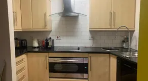 Stylish 2BR Apartment in Leeds City Centre with Town Hall Views - Image 2