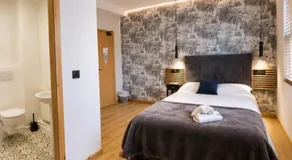 Near Hull Royal Infirmary Amber Serviced Rooms Self Check-In and Shared Kitchen - Image 5