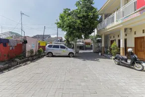 RedDoorz Syariah near Alun Alun Pasuruan - Image 5