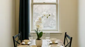 Cozy Modern Studio Queen BedWorkspacefastWifi - Image 3