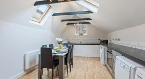 Redhill Hideaway Stylish Spacious Apartment - Image 5