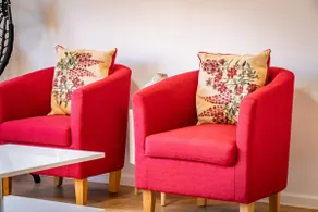 Elegant 5Bed Home, Parking, City Centre, Sleeps 10 - Image 4