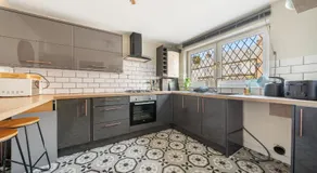 3BR Home with Hot Tub and Garden - Image 2