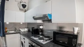 Stylish City Studio with Parking & Wi-Fi - Image 5