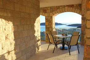 Villa ofrece vistas únicas de la playa de Becici y de la ciudad medieval de Budva. - Image 5