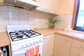 5 beds, Walk to Train, Bus, 10KM Melbourne City - Image 4