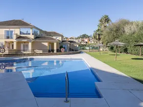 Voll ausgestattete großzügige Ferienwohnung mit Pool, Garten und Terrasse - Image 3