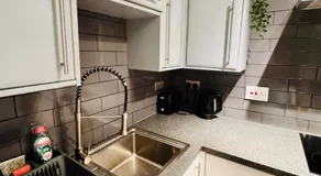 Modern 2 bed apartment & free parking - Image 3