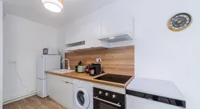 2 Bedroom Apartment for 6 with Private Parking - Elevator - High-Speed WiFi - Image 5