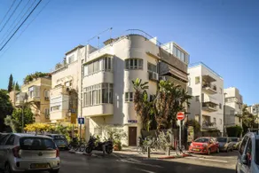 Modern Studio Apt with Balcony - Image 4