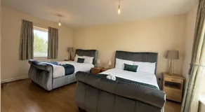 14 Guests-6 Bedroom House free parking - Image 2
