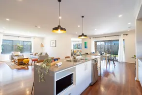 Lux Clyde North Super Spacious Retreat - Image 3