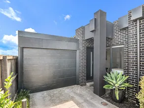 Bright 2-bed Glenroy Home With Courtyard - Image 5