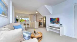 Beautiful, modern apartment seconds from beach - Image 2