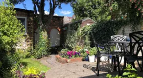 Stylish 3 bedroom townhouse with Garden - Image 3