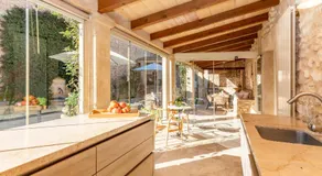 Casa de Piedra ubicada en el exclusivo wine village de Viladellops, te ofrece una experiencia única, donde el lujo y la tradición se fusionan en un entorno natural privilegiado - Image 2
