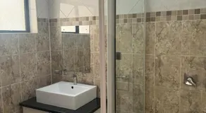 Jakaranda Guest House - Image 2