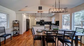 Luxury Cabin at Lakehead - Image 2