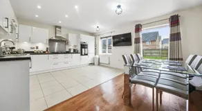 London Heathrow Living Holywell Serviced Houses - 3 and 4 bedrooms By 360stays - Image 2