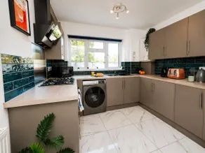 Stylish 2 Bedroom Stay Near Birmingham - Image 3