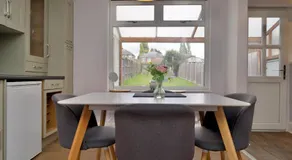 London Road Villa - Free Netflix, Private Parking, WiFi & Private Garden - Image 2