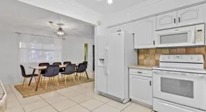 Private Lakefront Home in Miami Pembroke - Image 3