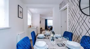 House Sleeps 7 with Garden and Free Parking - Image 3