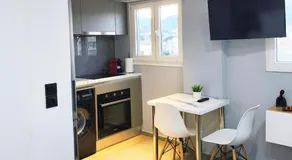 Vintage Apartment With Port View - Image 2
