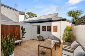 Beautiful Terrace Home With Courtyard - Image 3