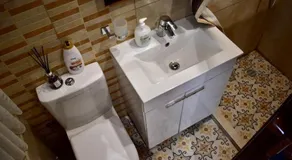 City centre Pied-à-Terre near food market and walking distance to bus terminus - Image 2