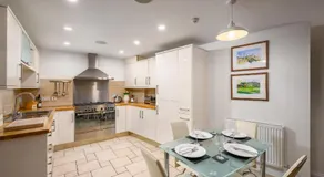 Stylish & Central 2BR Stockbridge Gem - Image 2