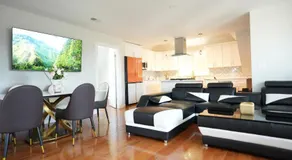 Coastal Stay 2 Modern Ocean View Apartments Walk to Beach 4 Free Parking Spaces - Image 5