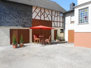 Moradia antiga separada com jardim interior e privado moderno - Image 4