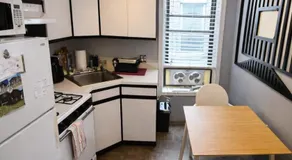 Next to Manhattan 2 Bedrooms Apartment - Subway 20 steps, Manhattan 1 Stop - Image 3