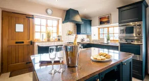 Stunning cottage Grade 2 listed with parking and Hot Tub - Image 4