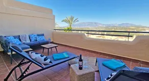 Appartement entièrement équipé avec internet haut débit, terrasse et piscine | Vue plage | Adapté au travail à distance - Image 3