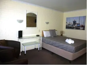 Twin Pines Motel - Image 2