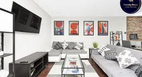 Large 3 Bedroom 2 Bath Townhouse Clost to The City of London - Image 2