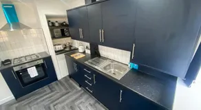 Modern 3 Bedroom Holiday Home -Jaquzzi Bath -Private Parking-suitable for contractors - Free WiFi - Image 4