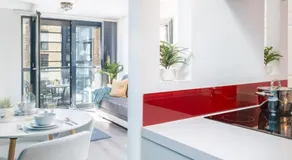 Pluxa Vivid Veranda Beautiful City Centre Apartment with free parking - Image 5