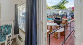 Richard's Motel Courtyard - Image 3