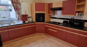 Spacious Apartment Near Rochdale Centre Train Tram Bus Free Parking Fast Wi-Fi - Image 3